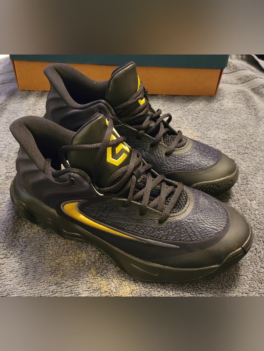 New Nike Giannis Men's Black & Gold Performance Basketball Shoes 9
